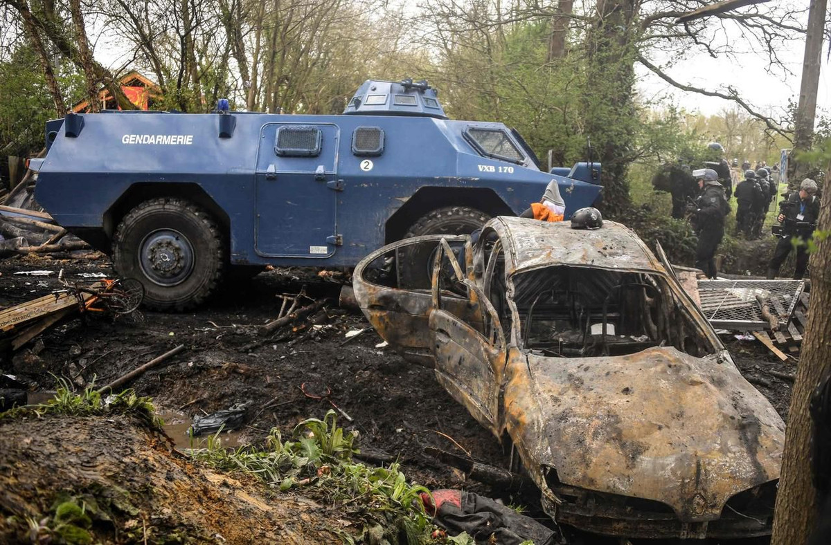 Nhìn chung trong các nhiệm vụ chống bạo động đô thị VXB-170 có phần lép vé hơn các mẫu xe vòi rồng khi chúng không được trang bị các phương tiện trấn áp người biểu tình từ xa và chỉ có hiệu quả khi đi kèm lực lượng an ninh đông đảo hoặc các phương tiện hỗ trợ chống bạo động khác với vai trò xe chỉ huy hoặc phá dỡ các chướng ngại vật trên đường. Nguồn ảnh: Wikipedia.