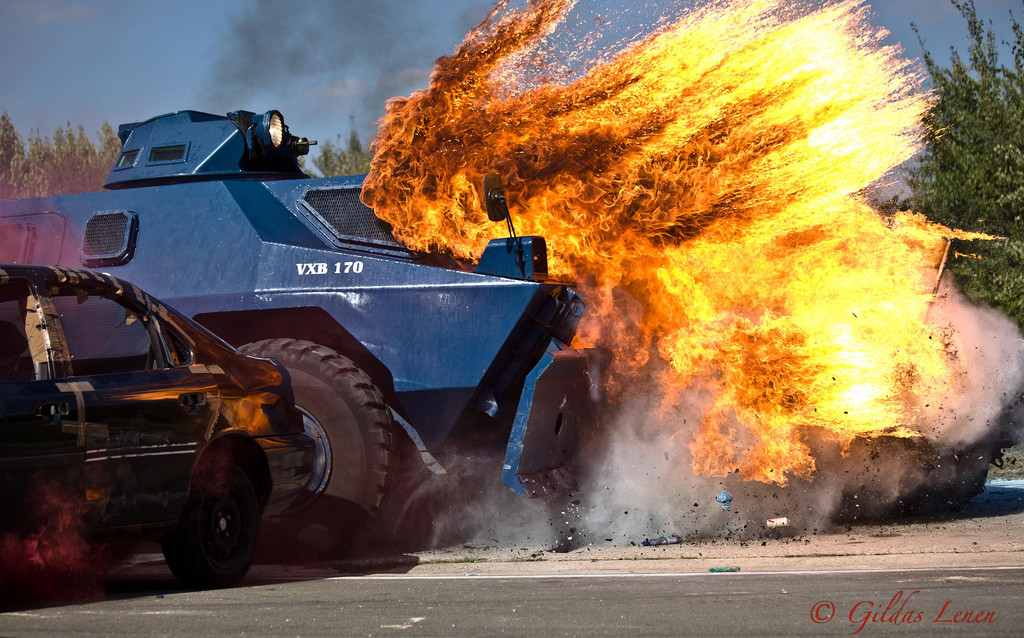 Nhìn chung trong nhiệm vụ chống khủng bố hay bạo động thiết kế của VXB-170 có phần đủ dùng, khi bản thân xe quá nhỏ để có thể tích hợp thêm các thiết bị chống cháy hay vòi rồng bên ngoài. Do đó trong nhiều trường hợp VXB-170 từng đứng chịu trận khi phải đối mặt trước bom xăng của dòng người biểu tình khi có không xe vòi rồng đi cùng. Nguồn ảnh: defense.gouv.