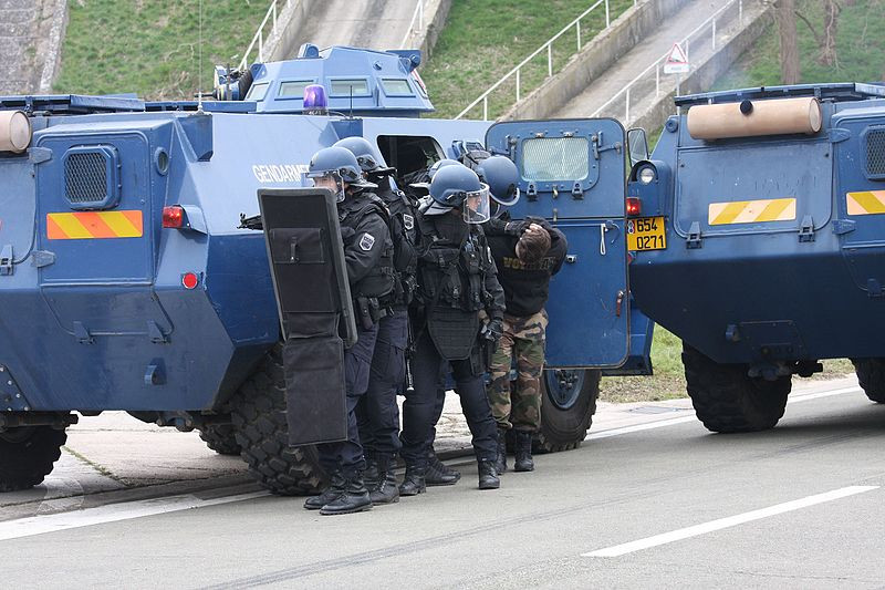 Trong ảnh là một đơn vị Hiến binh Pháp với xe bọc thép VXB-170, nó có thể được sử dụng như một phương tiện bắt giữ người biểu tình quá khích trong khi nó thực thi nhiệm vụ. Nguồn ảnh: defense.gouv.