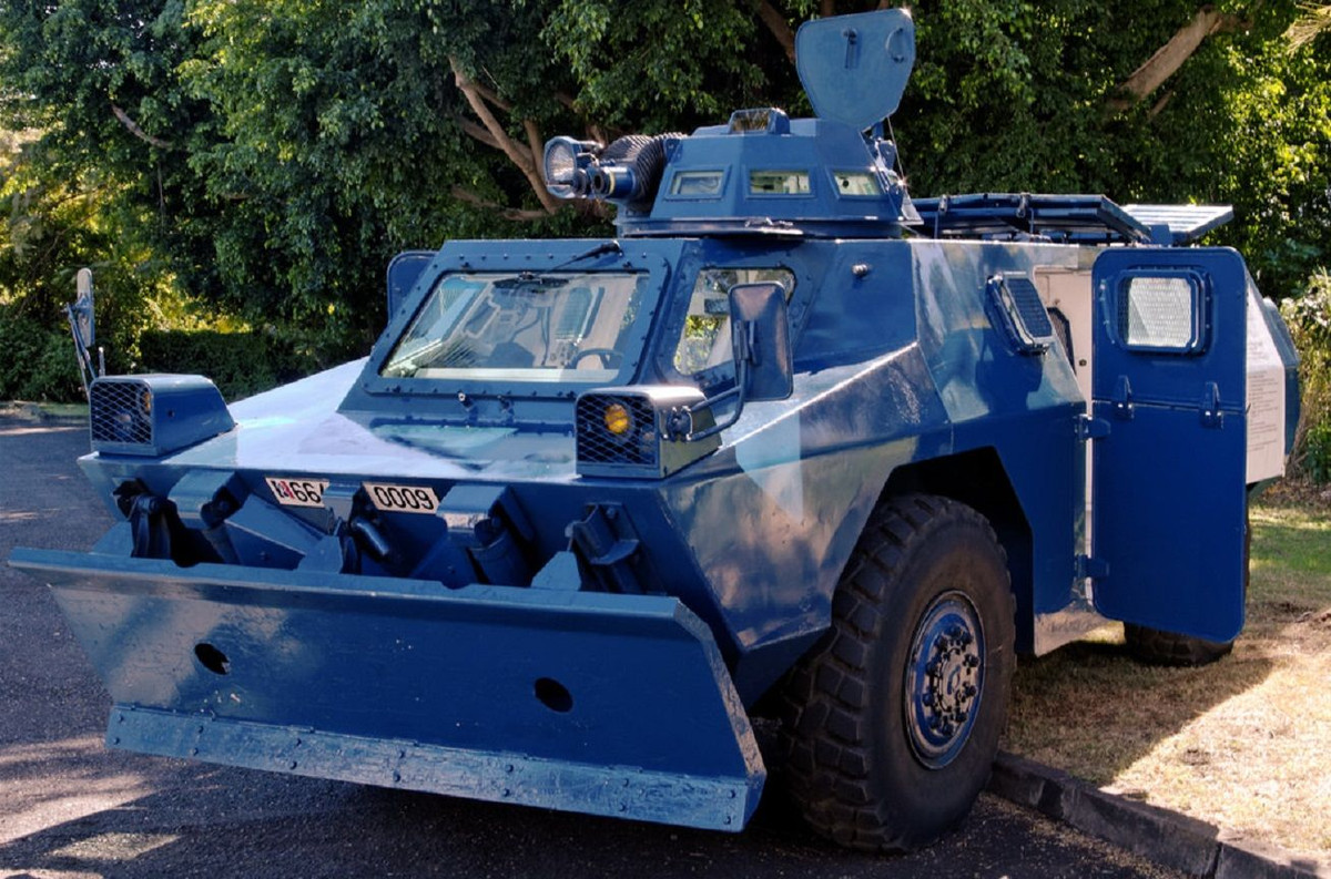 Về thiết kế tổng thể của VXB-170 nó có phần khá giống với mẫu xe bọc thép hạng nhẹ Cadillac Gage Commando của Mỹ trong những năm 1960 tuy nhiên có kích thước lớn hơn. VXB-170 sử dụng khung gầm bánh lốp 4x4 sử dụng một động cơ diesel có công suất 170 mã lực, cho phép chiếc xe này di chuyển với vận tốc tối đa lên đến 85km/h trên địa hình bằng phẳng. Nguồn ảnh: Wikipedia.