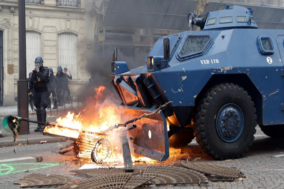 Theo đó trong hai ngày cuối tuần vừa qua ngày 8-9/12, chính quyền Paris đã triển khai thêm khoảng 8.000 cảnh sát và 12 xe bọc thép đến các tuyến phố chính bên trong thủ đô nước Pháp để kiểm soát dòng người biểu tình thuộc phong trào “Áo vàng” và ngăn chặn tình trạng bất ổn lan rộng ra cả thành phố. Và bước đầu các biện pháp an ninh cứng rắn của giới chức Pháp đã phát huy hiệu quả, khi các vụ đụng độ giữa hai bên có chiều hướng giảm dần. Nguồn ảnh: yuripasholok.