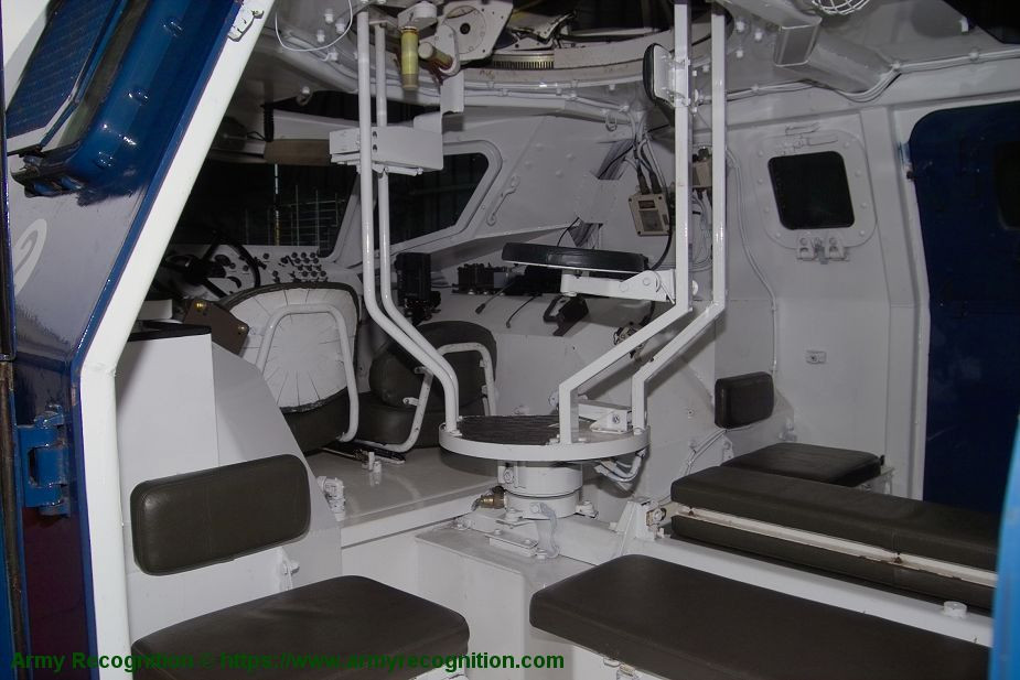 Trong khi đó nội thất bên trong VXB-170 khá đơn giản và thiếu tiện nghi chỉ vừa đủ chỗ cho các binh sĩ và kíp chiến lái, xe được trang bị tới 3 cửa ra vào ở hai bên thân và sau đuôi giúp binh sĩ ngồi bên trong có thể di chuyển nhanh nhất ra khỏi xe trong các trường hợp cần thiết. Nguồn ảnh: Wikipedia.