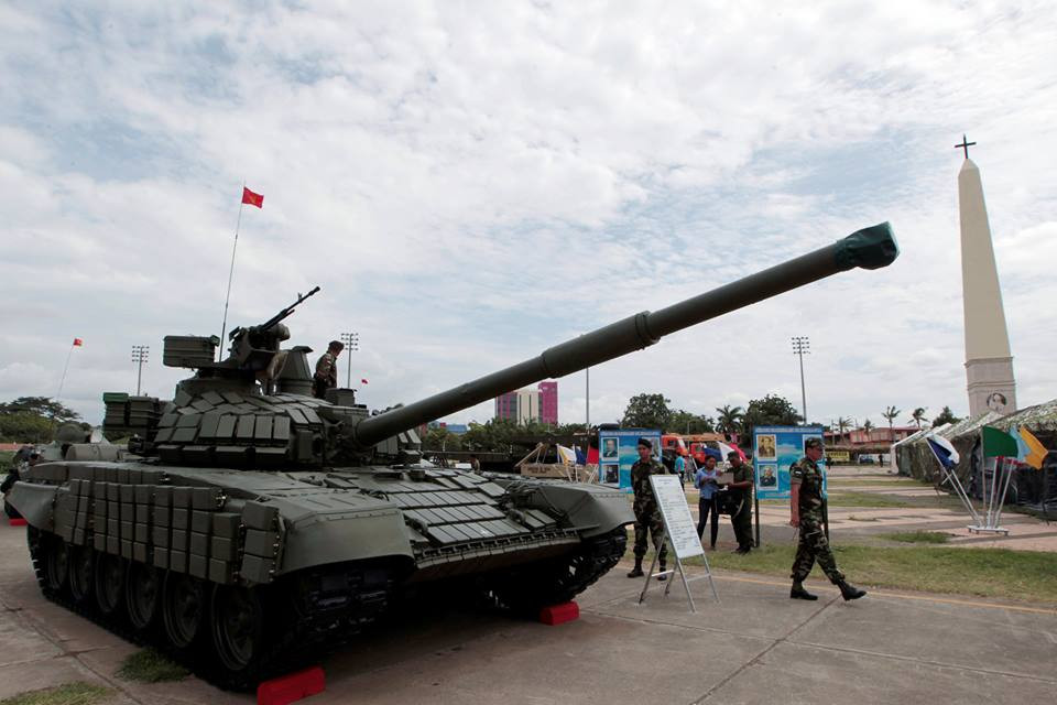 Thông tin trên được đưa ra trong một bản tin mới đây của tạp chí Jane’s, sau khi có một số tin đồn rằng, xe tăng T-72B “đại bàng trắng” đang trên đường về Lào. Thậm chí Jane’s còn dẫn một nguồn tin quân sự của Lào khẳng định Nga đã bắt đầu chuyển giao T-72B cho Viêng Chăn. Nguồn ảnh: EFE.