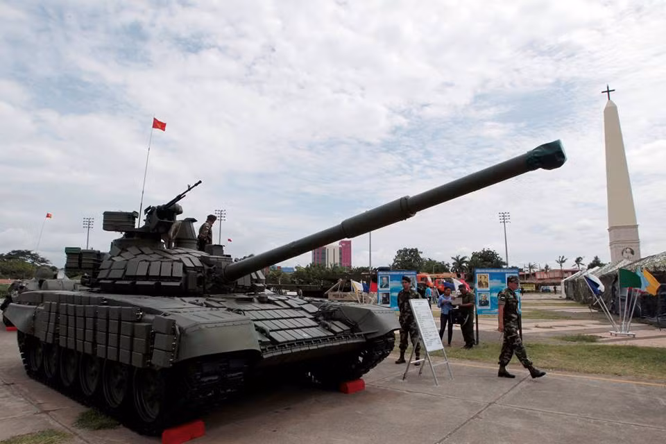 Thông tin trên được đưa ra trong một bản tin mới đây của tạp chí Jane’s, sau khi có một số tin đồn rằng, xe tăng T-72B “đại bàng trắng” đang trên đường về Lào. Thậm chí Jane’s còn dẫn một nguồn tin quân sự của Lào khẳng định Nga đã bắt đầu chuyển giao T-72B cho Viêng Chăn. Nguồn ảnh: EFE.