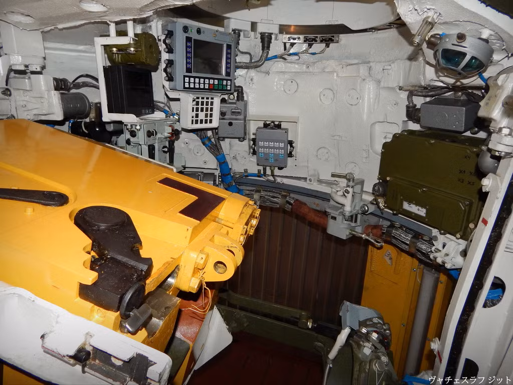 Vị trí trưởng xe trên T-72B1MS ngay cạnh pháo chính nòng trơn 125mm 2A46M với cụm thiết bị điện tử khá hiện đại. Nguồn ảnh: blogspot.com.