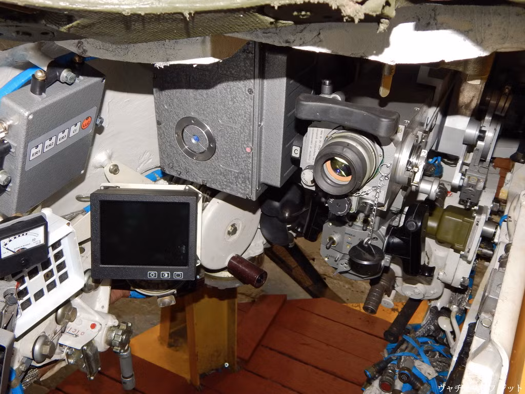 Xe tăng "đại bàng trắng" được trang bị hệ thống kính ngắm đa kênh quang ảnh nhiệt cho pháo thủ và trưởng xe Sosna-U do công ty Peleng của Belarus sản xuất, khách hàng có thể tùy chọn thêm một vài thiết bị điện tử có nguồn gốc phương Tây. Nguồn ảnh: blogspot.com.