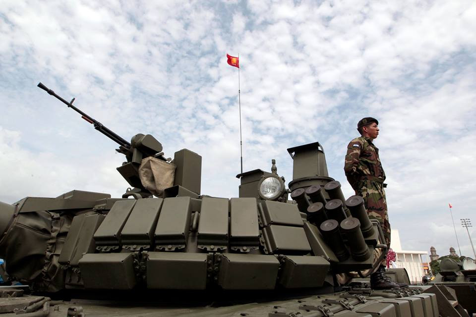 "Một lô hàng lớn là các xe tăng T-72B1 "Đại Bàng Trắng" đã được chở bằng đường biển tới một cảng của Việt Nam cách đây vài ngày. Các xe tăng này sẽ sớm được vận chuyển về Lào bằng đường bộ", nguồn tin quân sự ở Lào của Jane's chia sẻ. Nguồn ảnh: EFE.