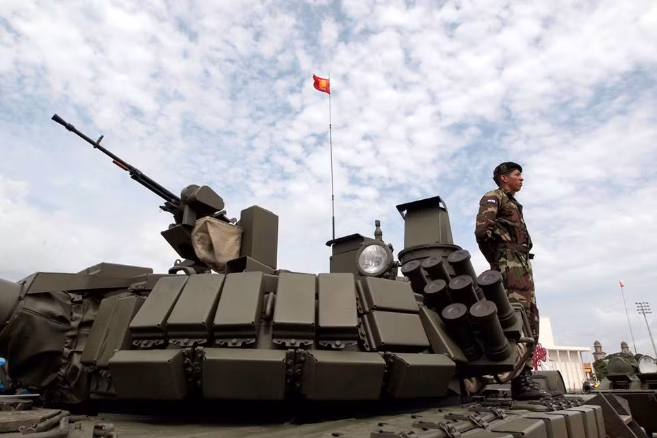 "Một lô hàng lớn là các xe tăng T-72B1 "Đại Bàng Trắng" đã được chở bằng đường biển tới một cảng của Việt Nam cách đây vài ngày. Các xe tăng này sẽ sớm được vận chuyển về Lào bằng đường bộ", nguồn tin quân sự ở Lào của Jane's chia sẻ. Nguồn ảnh: EFE.