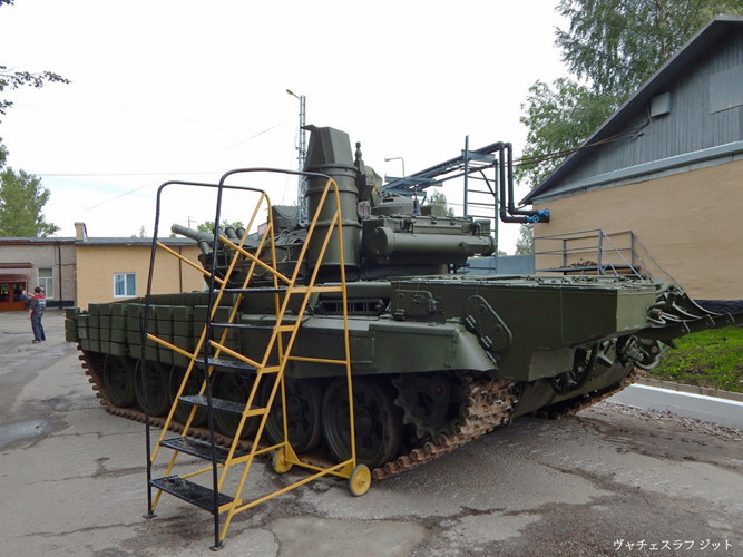 Động cơ có tùy chọn cho T-72 "đại bàng trắng" là V-84MS công suất tối đa 840 mã lực thế hệ cũ hoặc V-92 đời mới hơn công suất lên tới 950 mã lực, hoặc thậm chí là loại V-92S2F công suất cực đại 1.130 mã lực. Nguồn ảnh: blogspot.com.