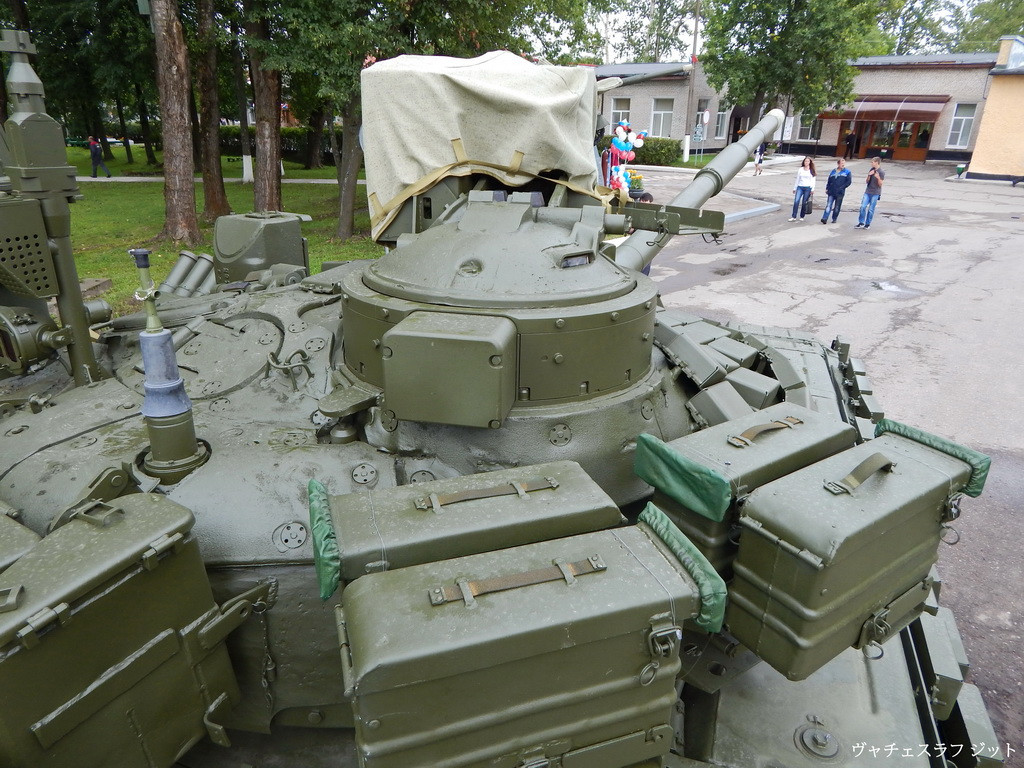 Ngoài ra, xe còn được lắp đặt máy tính đường đạn và hệ thống theo dõi mục tiêu tự động, tích hợp tháp súng máy 12,7 mm điều khiển từ xa đi kèm camera hành trình. Hệ thống điện tử và kiểm soát hỏa lực của nó trội hơn đáng kể khi đặt cạnh T-90S. Nguồn ảnh: blogspot.com.