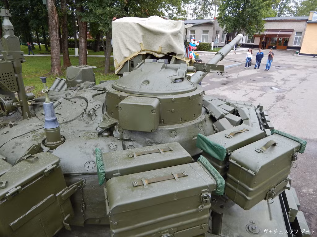 Ngoài ra, xe còn được lắp đặt máy tính đường đạn và hệ thống theo dõi mục tiêu tự động, tích hợp tháp súng máy 12,7 mm điều khiển từ xa đi kèm camera hành trình. Hệ thống điện tử và kiểm soát hỏa lực của nó trội hơn đáng kể khi đặt cạnh T-90S. Nguồn ảnh: blogspot.com.