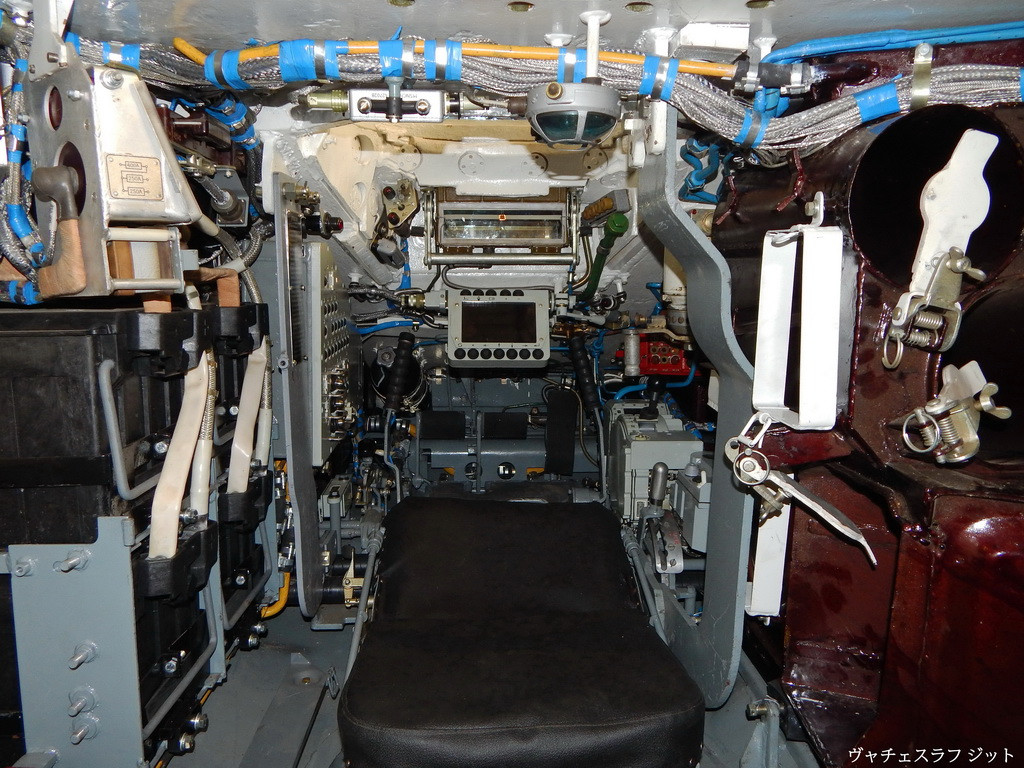 Theo nhiều chuyên gia quân sự đánh giá việc đặt hàng các xe tăng T-72 của Lào là một sự lựa chọn phù hợp không những cho việc cải thiện hiệu suất chiến đấu của quân đội nước này mà còn góp phần vào việc cải thiện mối quan hệ hợp tác quân sự giữa hai nước Lào và Nga. Trong ảnh là vị trí lái xe trên T-72B1MS "đại bàng trắng" biến thể được Nga bán cho Nicaragua. Nguồn ảnh: blogspot.com.