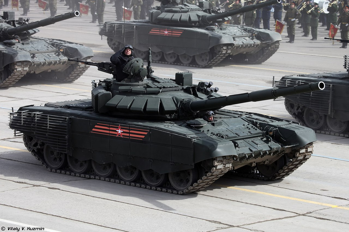 Về T-72B3 mod 2016, nó được Quân đội Nga giới thiệu lần đầu tiên vào năm 2016 và được phát triển với mục tiêu cải thiện năng lực phòng vệ cho những chiếc T-72 “già nua”. Phiên bản T-72B3 được trang bị hệ thống bảo vệ hoàn toàn mới giúp tăng khả năng sống sót và hiệu quả hoạt động của xe tăng này trong điều kiện thực chiến khi phải đương đầu với hàng loạt loại vũ khí chống tăng khác nhau. Nguồn ảnh: Vitaly Kuzmin
