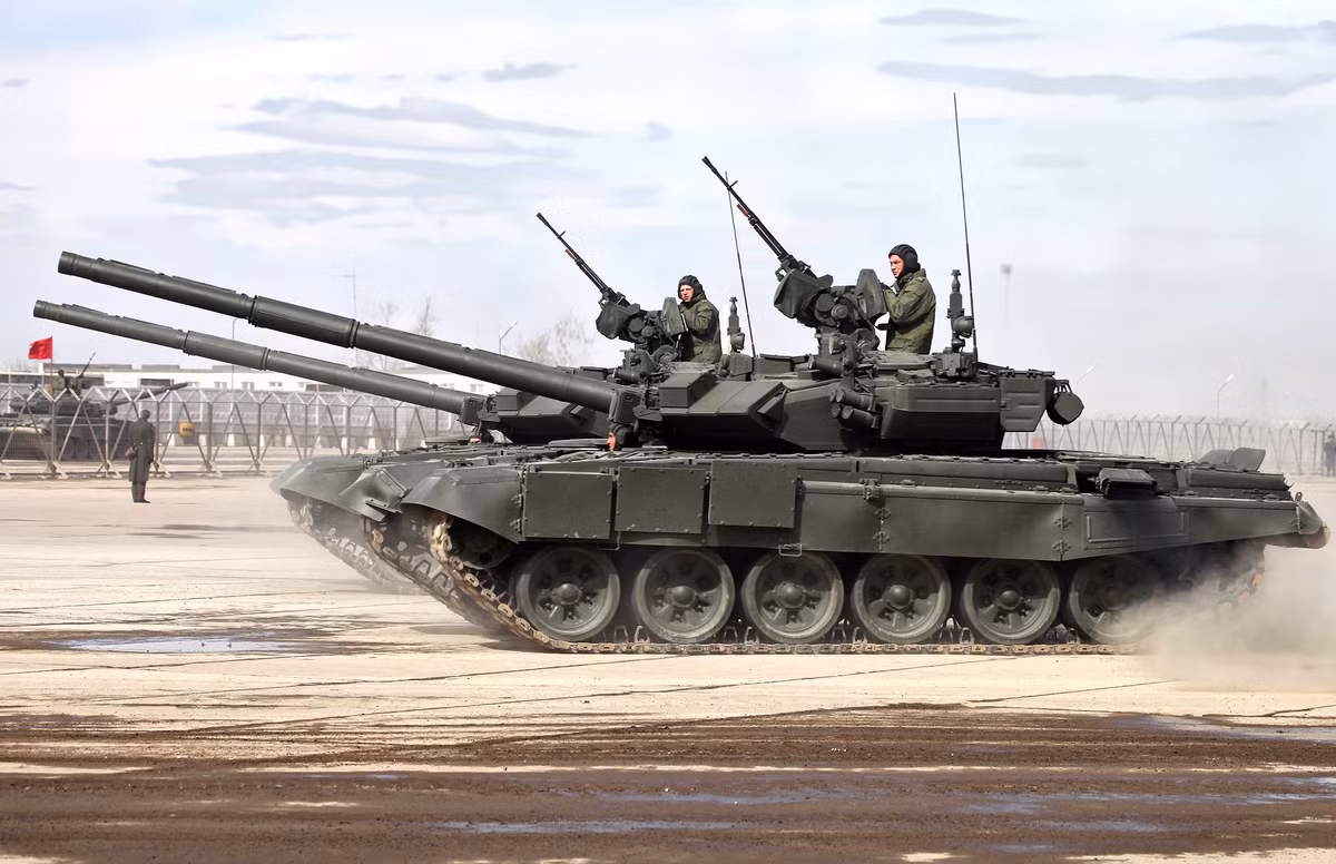 Dù vậy xương sống của Lục quân Nga vẫn sẽ là T-72 với biến thể T-72B3 mod 2016 vốn được xem là giới hạn nâng cấp cuối cùng của dòng xe tăng này. Do đó việc biến thể T-72 này được đưa tới trấn thủ tại các khu vực biên giới là điều khá dễ hiểu. Trong khi đó những cái tên lớn hơn như T-90 hay T-80 sẽ làm nhiệm vụ bảo vệ các khu vực chiến lược nằm sâu bên trong nước Nga. Nguồn ảnh: Wikipedia.