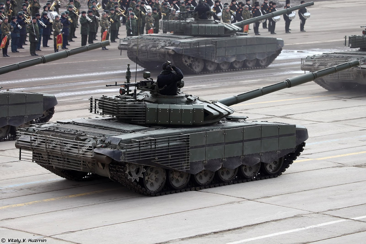 Về T-72B3 mod 2016, nó được Quân đội Nga giới thiệu lần đầu tiên vào năm 2016 và được phát triển với mục tiêu cải thiện năng lực phòng vệ cho những chiếc T-72 “già nua”. Phiên bản T-72B3 được trang bị hệ thống bảo vệ hoàn toàn mới giúp tăng khả năng sống sót và hiệu quả hoạt động của xe tăng này trong điều kiện thực chiến khi phải đương đầu với hàng loạt loại vũ khí chống tăng khác nhau. Nguồn ảnh: Vitaly Kuzmin