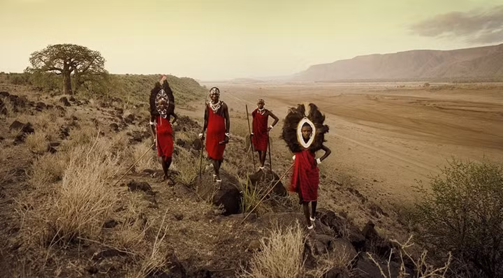 Người Masai sống ở Tarangire, Rift Escarpment, Tanzania. Tộc người này có thói quen xâu lỗ tai, đeo dao bên minh và đi săn bằng giáo.