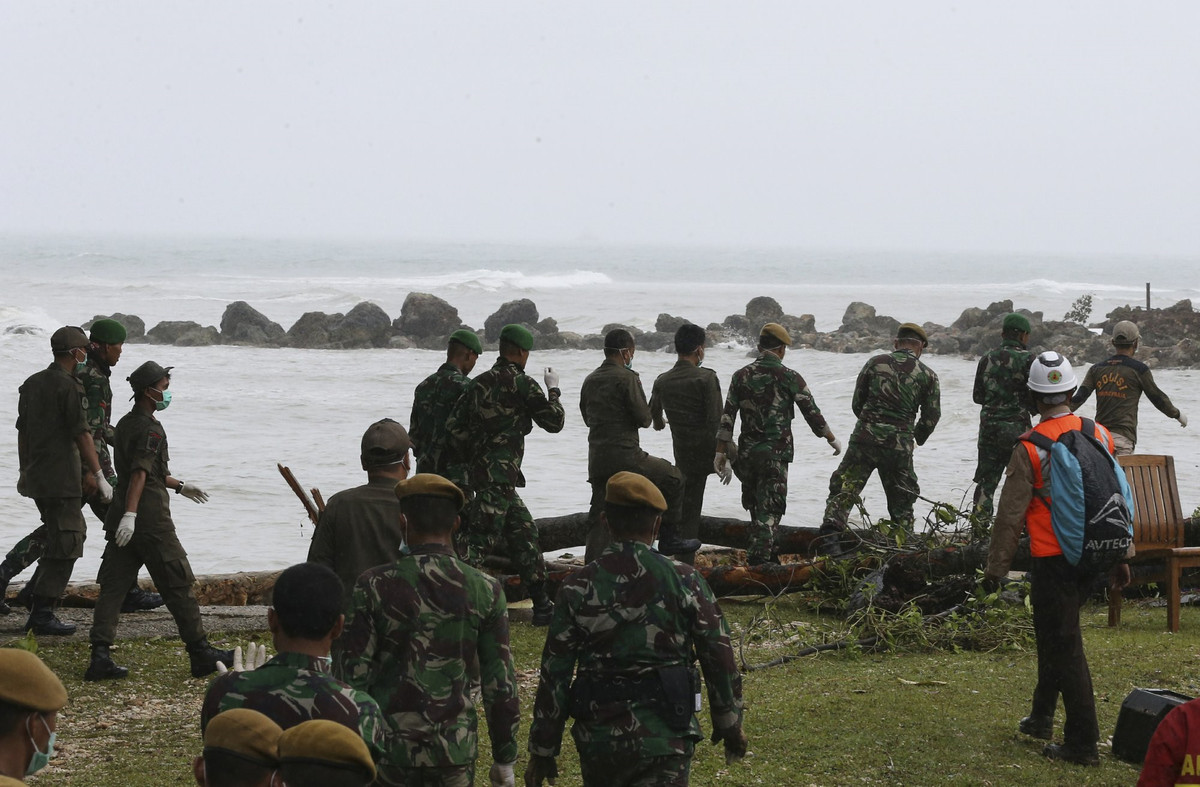 Hơn 128 người vẫn đang trong diện mất tích. Giới chức Indonesia cảnh báo số người tử vong sẽ còn tăng trong những ngày tới. Hàng trăm quân nhân và tình nguyện viên được điều động đến các bờ biển bị tàn phá bởi sóng thần để tìm kiếm nạn nhân. Ảnh: AP.