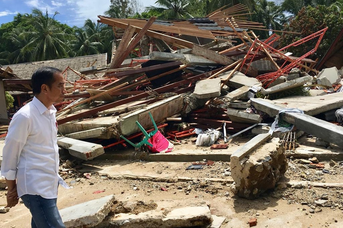 Tổng thống Joko Widodo ngày 24/12 đã đến thăm các vùng chịu ảnh hưởng bởi thiên tai. Trả lời họp báo, ông cho biết đã chỉ đạo Bộ Xã hội Indonesia chi tiền hỗ trợ cho gia đình các nạn nhân tử vong vì sóng thần trong thời gian sớm nhất. Ảnh: AFP.