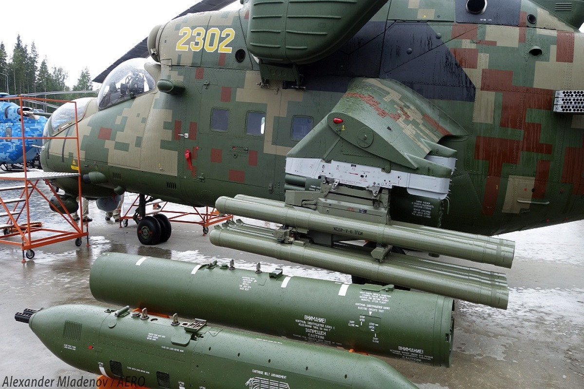 Khác với các loại trực thăng tấn công khác, ngoài khả năng tấn công mạnh mẽ, Mi-35M còn có thể sơ tán binh lính khi cần thiết tương tự như Mi-24. Nó có thể mang tới 8 lính dù đầy đủ vũ trang hoặc 4 lính bị thương trên cáng. Nguồn ảnh: Aeropress-BG.