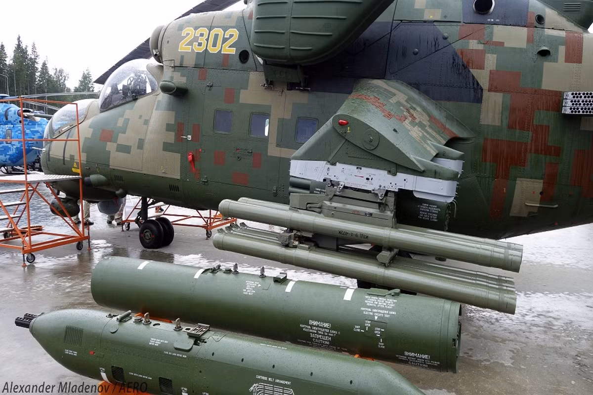 Khác với các loại trực thăng tấn công khác, ngoài khả năng tấn công mạnh mẽ, Mi-35M còn có thể sơ tán binh lính khi cần thiết tương tự như Mi-24. Nó có thể mang tới 8 lính dù đầy đủ vũ trang hoặc 4 lính bị thương trên cáng. Nguồn ảnh: Aeropress-BG.