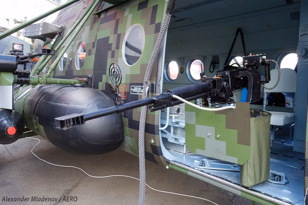 Mi-171Sh-VN mang được đủ loại vũ khí hiện có trên trực thăng tấn công chuyên nhiệm Mi-28, Ka-52 vốn đang ngày đêm "ra uy" ở Syria, từ tên lửa chống tăng có điều khiển Akata, bom 250kg, rocket không điều khiển, pháo 23mm, cho tới súng máy hạng nặng Kord 12,7mm ở hai cửa lên xuống,... Với hỏa lực mạnh như vậy, Mi-171Sh-VN xứng đáng là loại trực thăng vũ trang đa năng uy lực nhất thế giới hiện nay. Nguồn ảnh: Aeropress-BG.