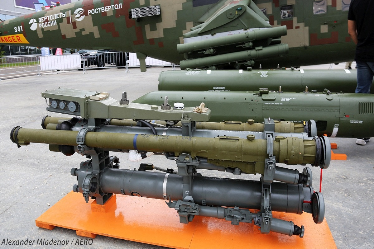 Mi-35M trang bị pháo nòng kép GSh-23V cỡ 23mm với cơ số đạn 450-470 viên, mẫu trực thăng vũ trang này có thể mang 8 tên lửa chống tăng có điều khiển Ataka-V hoặc Shturm-V. Đặc biệt, nó còn mang được tên lửa không đối không Igla-V để tự vệ trên không và các loại rocket S-8 80mm hoặc S-13 122mm và pod súng máy cỡ nòng 23mm. Nguồn ảnh: Aeropress-BG.