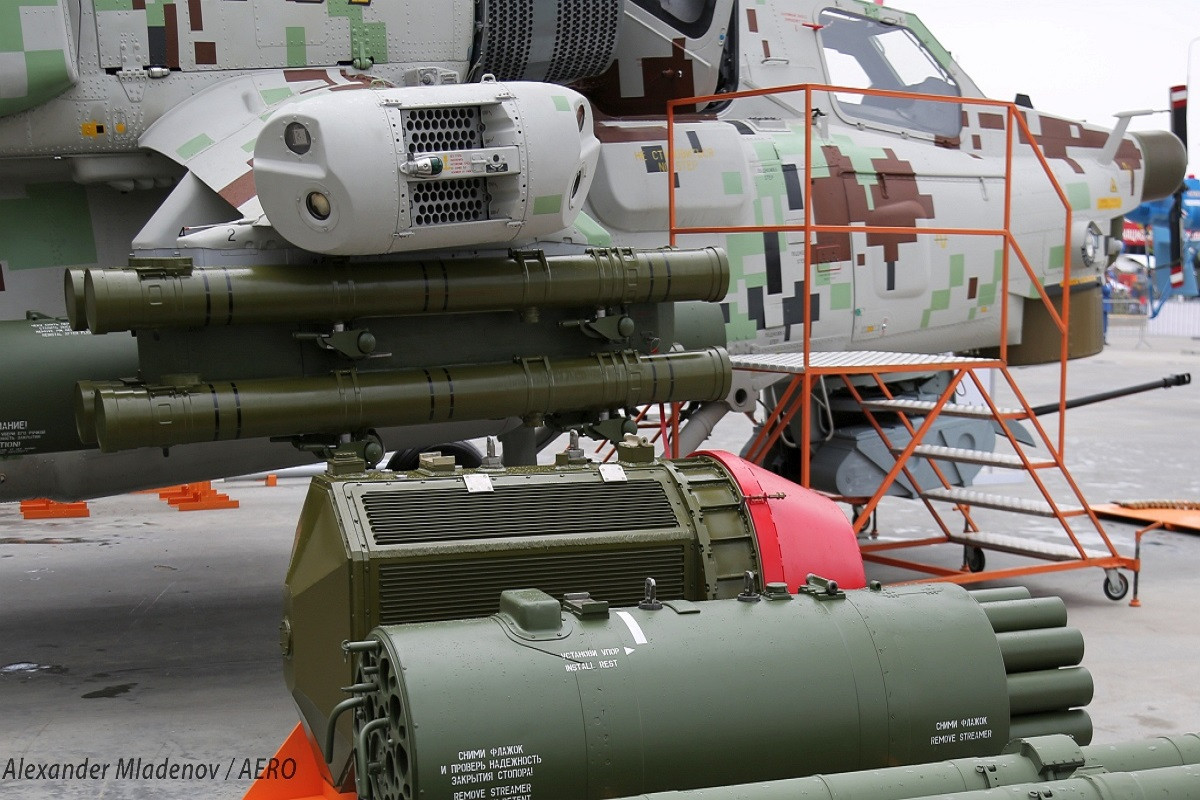 Một trong những yếu tố tạo nên sức mạnh của Mi-28NE trên chiến trường chính là khả năng mang vác vũ khí ấn tượng của dòng trực thăng này, một chiếc Mi-28 ở biến thể thông thường đã có thể “xách” theo 2.3 tấn vũ khí các loại chỉ với bốn giá treo vũ khí ở hai bên cạnh phụ của nó. Nguồn ảnh: Aeropress-BG.