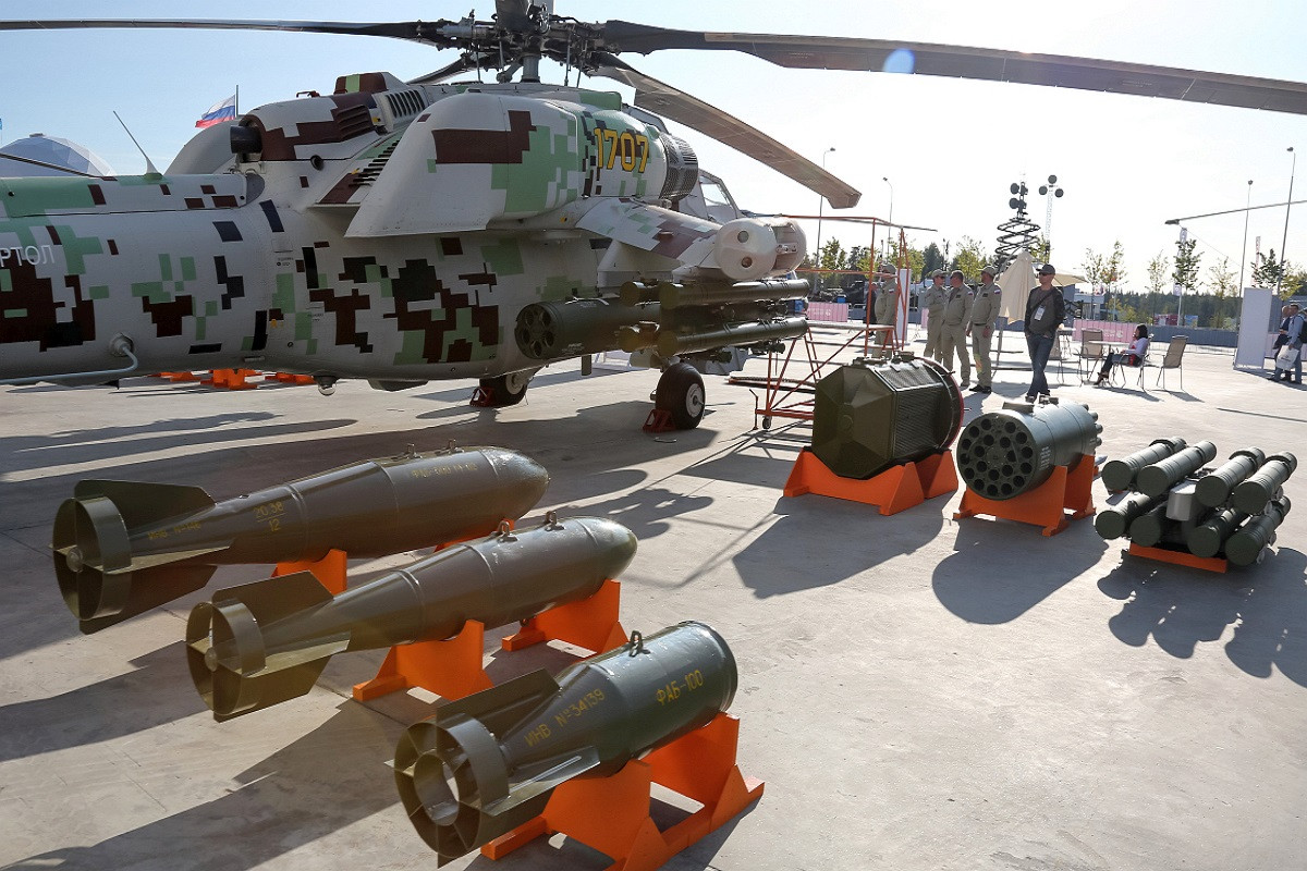 Càng đáng ngạc nhiên hơn là Mi-28NE còn có thể mang theo các loại bom thông dụng hoặc bom dẫn đường cho các nhiệm vụ không kích, trọng lượng các quả bom Mi-28NE có thể mang theo là từ 100kg, 250kg đến 500kg. Với bán kính chiến đấu 200km cùng 10 phút không chiến, chừng đó cũng đã quá đủ cho Mi-28NE dội lên đầu kẻ thù toàn bộ số vũ khí mà nó mang theo. Nguồn ảnh: Aeropress-BG.