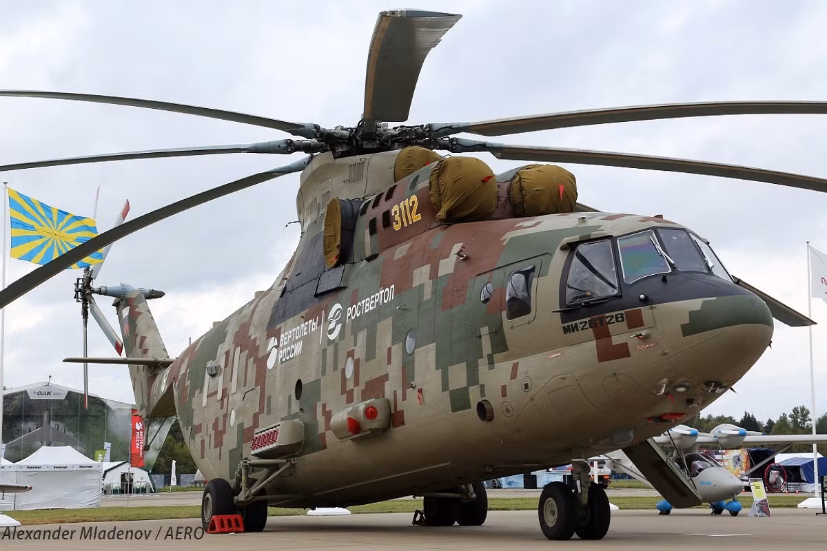 Mặc dù không được vũ trang nhưng Mi-26T2S vẫn được Russian Helicopters giới thiệu chung với Mi-28NE, Mi-35M và Mi-35P, có lẽ một phần vì đây là dòng trực thăng vận tải quân sự lớn nhất của Nga hiện tại. Khả năng mang vác lên đến 20 tấn hàng hóa của Mi-26T2S cũng mang lại cho Nga nhiều hợp đồng xuất khẩu quan trọng. Nguồn ảnh: Aeropress-BG.