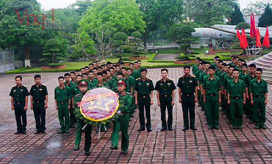 Chiến sĩ mới thăm bảo tàng Quân đoàn.