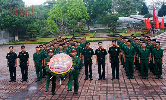 Chiến sĩ mới thăm bảo tàng Quân đoàn.