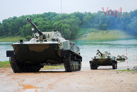 Diễn tập xe tăng lội nước vượt sông.