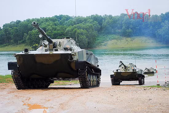 Diễn tập xe tăng lội nước vượt sông.