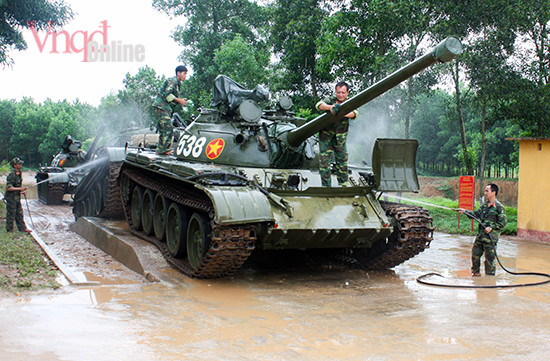 Bảo dưỡng, làm sạch khí tài sau huấn luyện.