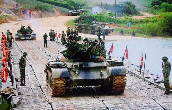 Diễn tập xe tăng vượt cầu phao.