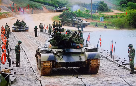 Diễn tập xe tăng vượt cầu phao.