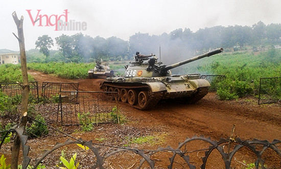 Huấn luyện xe tăng vượt chướng ngại vật.