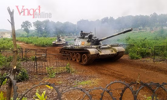 Huấn luyện xe tăng vượt chướng ngại vật.
