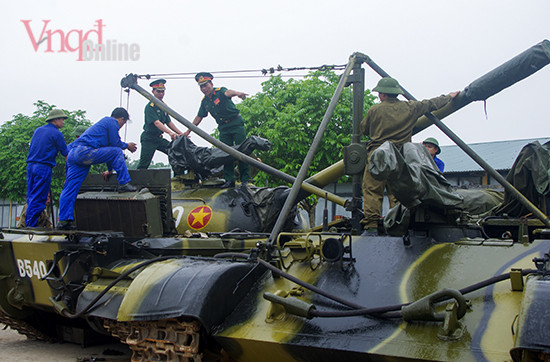 Chuẩn bị khí tài vào huấn luyện.