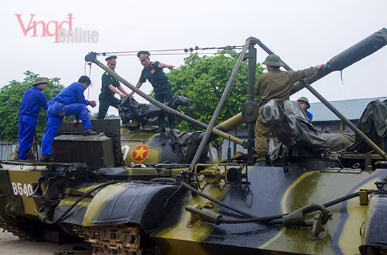 Chuẩn bị khí tài vào huấn luyện.