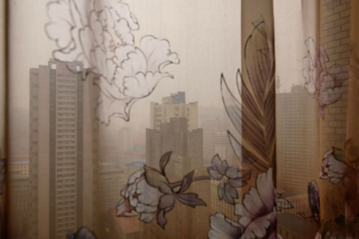 Quang cảnh thủ đô Bình Nhưỡng từ trên cao nhìn qua tấm rèm của khách sạn Koryo.