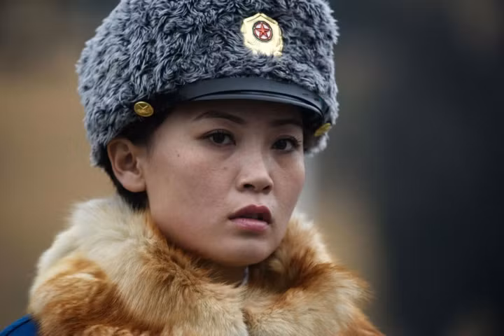 Gương mặt một nữ cảnh sát giao thông trên đường phố thủ đô Bình Nhưỡng.