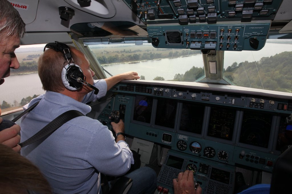 Tong thong Nga Putin nghi gi ve thuy phi co Be-200?