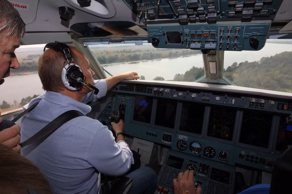 Tong thong Nga Putin nghi gi ve thuy phi co Be-200?