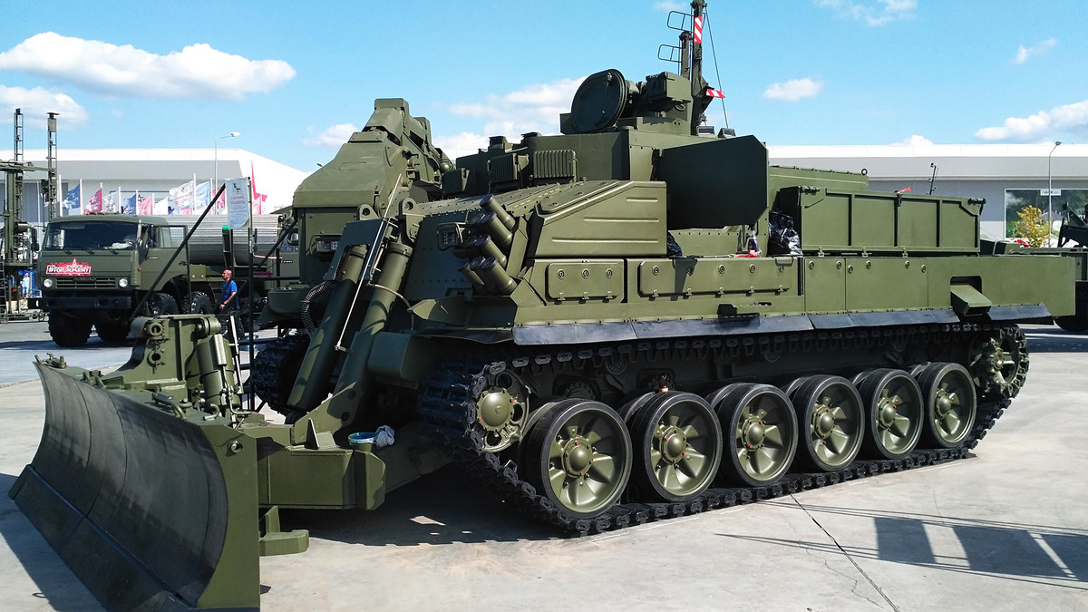 UBIM chuẩn bị và duy trì con đường hành quân, có thể làm việc như xe kéo, máy xúc, tháo gỡ mìn. Về một số tính năng, nó vượt qua các thiết bị tương tự nước ngoài. Để bảo vệ khỏi cuộc tấn công của đối phương, UBIM được trang bị một mô-đun chiến đấu được điều khiển từ xa. Nguồn ảnh: Russia Beyond.