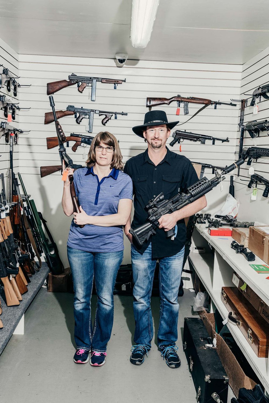 Frank Goepfert cùng vợ Joy Goepfert bên trong hầm chứa súng của gia đình tại bang Missouri, Mỹ. Ông là một trong những thương nhân buôn súng máy lớn nhất ở Mỹ. Kho súng của gia đình Goepfert có rất nhiều loại, gồm súng tiểu liên Thompson, Uzi, Sterling, súng máy M2 Browning, đặc biệt là súng trường tấn công AK-47, súng máy phổ biến nhất thế giới.