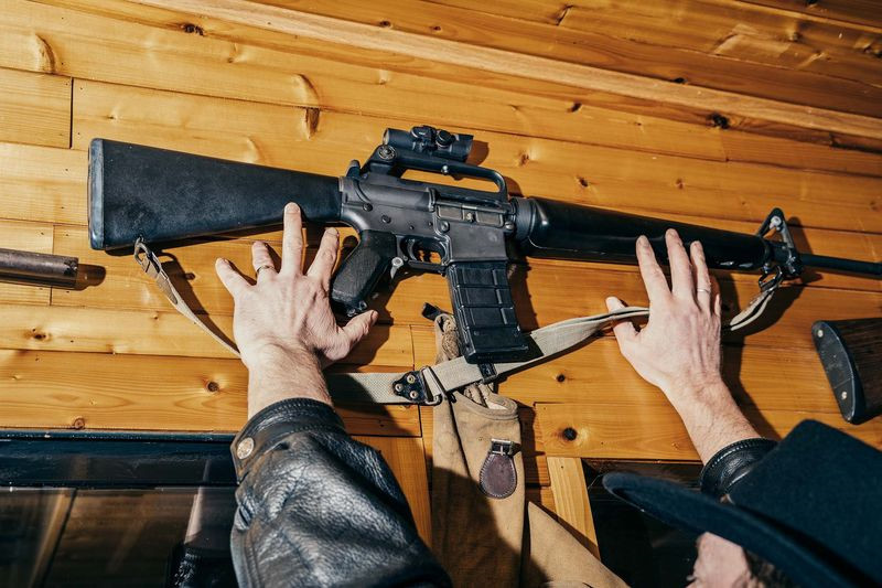 Khẩu Colt 601, phiên bản đầu tiên của súng trường tấn công AR-15. Goepfert có khoảng 20 khách hàng thường xuyên, mỗi khách hàng chi hơn 200.000 USD để mua các loại súng máy mà ông kinh doanh.