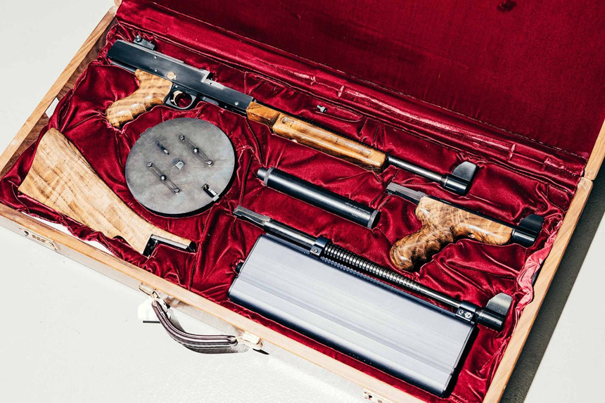 Hộp đựng bọc nhung sang trọng của khẩu tiểu liên American 180. Khách hàng của Goepfert phần lớn là những doanh nhân giàu có ở Mỹ. Theo tiết lộ của Goepfert, năm 2017, giám đốc điều hành một công ty công nghệ đã chi tới 1,6 triệu USD cho việc mua súng. Trong khi một ông trùm dầu mỏ và nông nghiệp chi 1,2 triệu USD.