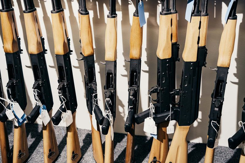 Rất nhiều súng trường tấn công AK-47 mới tinh trên kệ. Goepfert cho biết công ty Midwest Tactical Inc mà ông sở hữu đã bán được hơn 500 khẩu súng máy trong năm 2017. Những khẩu súng máy có giá trị hàng chục nghìn USD và rất khó mua. Súng máy là những vũ khí có tốc độ bắn từ 600-800 viên/phút.