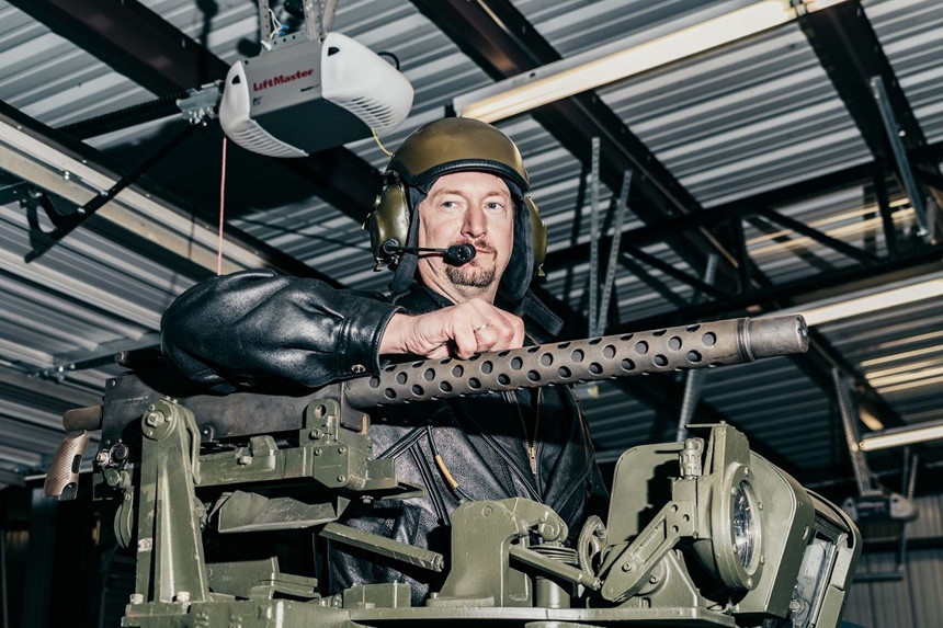 Goepfert bên trong chiếc xe tăng mà ông sở hữu. Nhờ kinh doanh những loại súng hiếm và khó mua, Goepfert trở nên giàu có và đủ tiền để mua 2 máy bay riêng, thậm chí là cả một xe tăng. Văn hóa súng đạn để lại rất nhiều hậu quả thảm khốc cho người Mỹ. Tuy vậy, ngành kinh doanh này đã giúp nhiều người trở thành triệu phú.